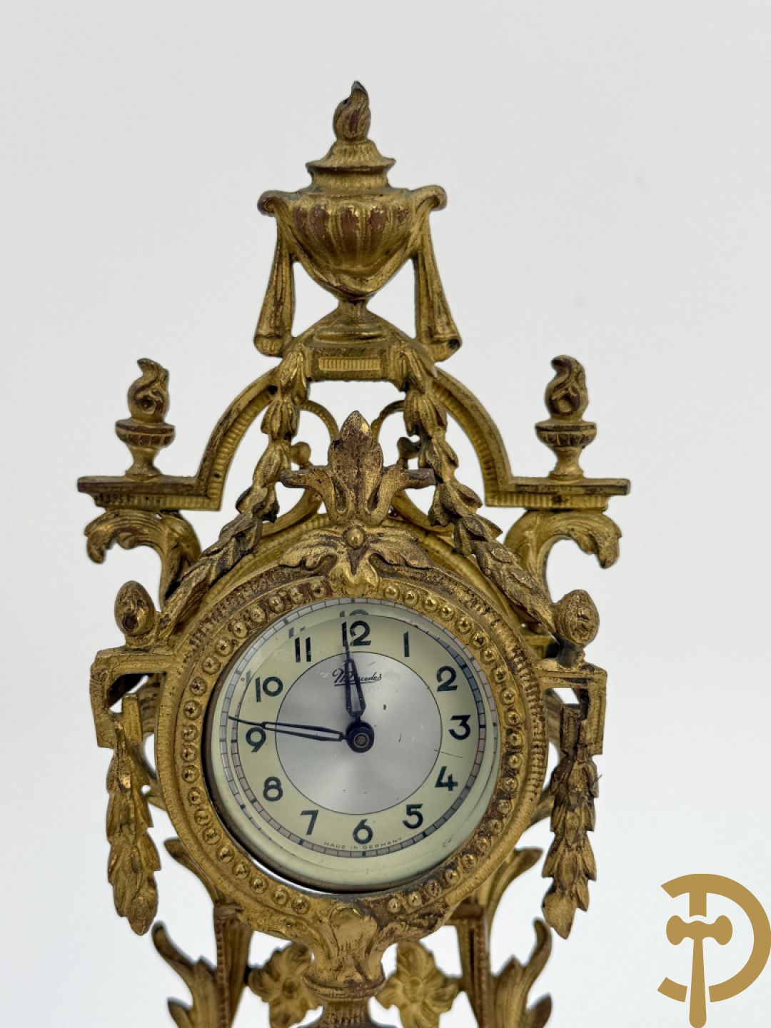 Zes miniatuurklokjes w.o. cupido houdende een pendule, marmeren kapelklokje, 2 reiswekkers, Napoleon III pendule in koper en zamak klokje