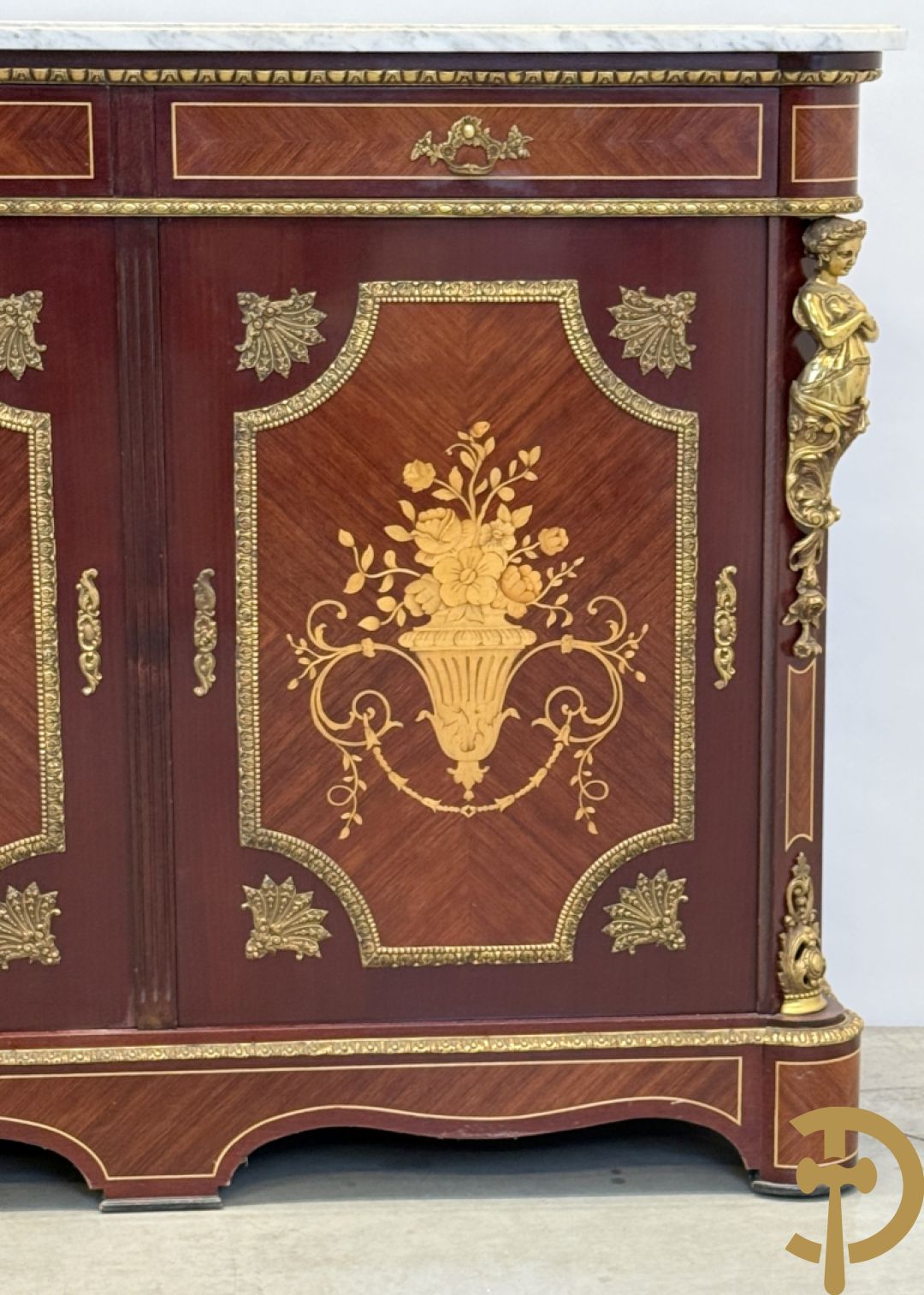 Notelaren vierdeursdressoir met 3 laden, gemarketteerde bloementaferelen en ovale bronzen plakkettes - zijdelings met damesfiguren - bovenaan met wit marmeren blad