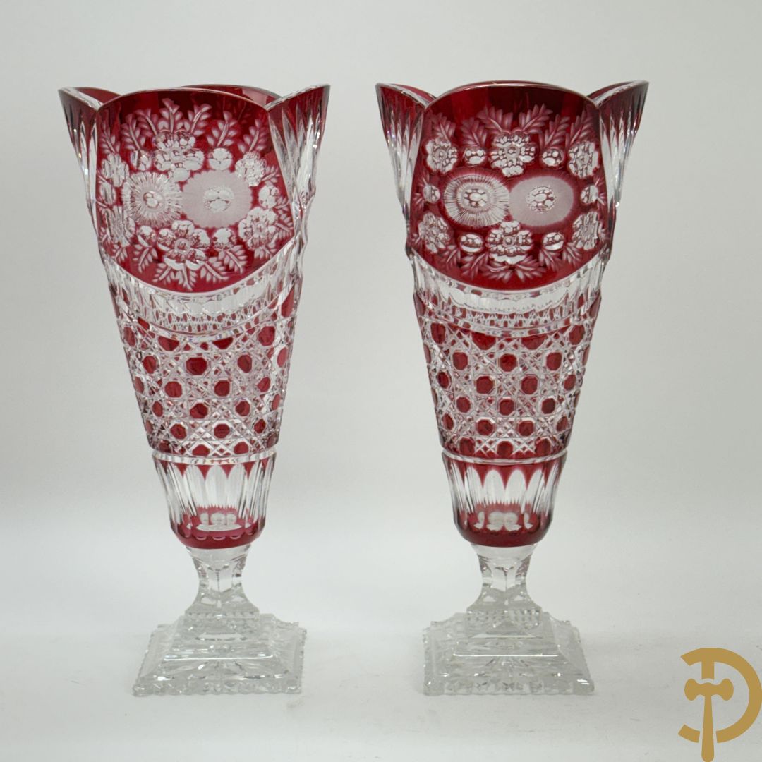 Paar rood kristallen geslepen Boheemse vazen met bloemendecor