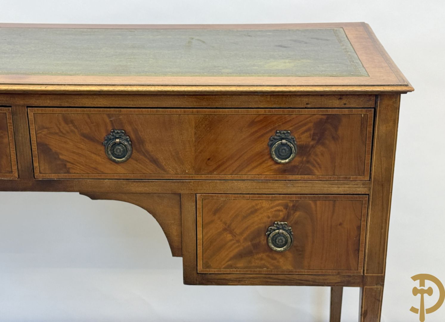 Engelse mahoniehouten opschiktafel met 4 lades op hoge pootjes