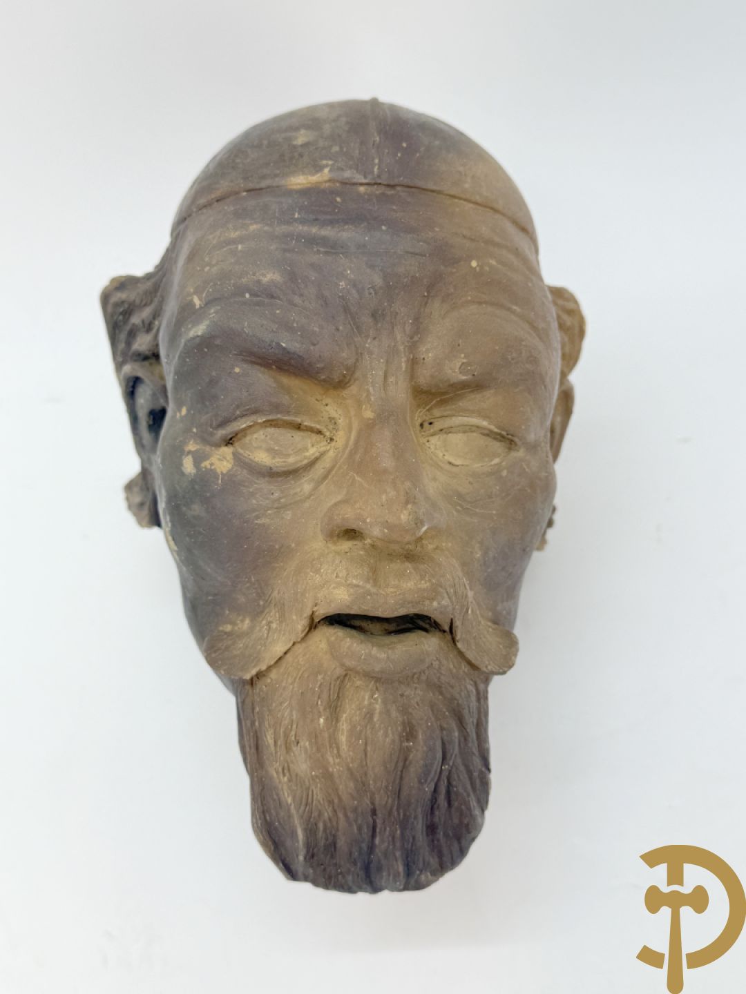 Houtgesculpteerd eiken basrelief karakterkop van man met baard + terra cotta karakterkop van man met baard, achteraan gemerkt Buster 