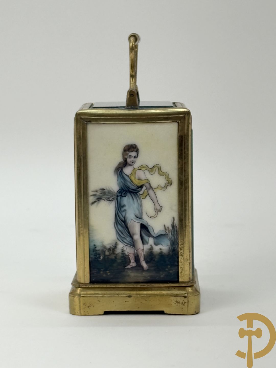 Koperen reiswekker bezet met handbeschilderde porseleinen plakkettes met romantisch decor