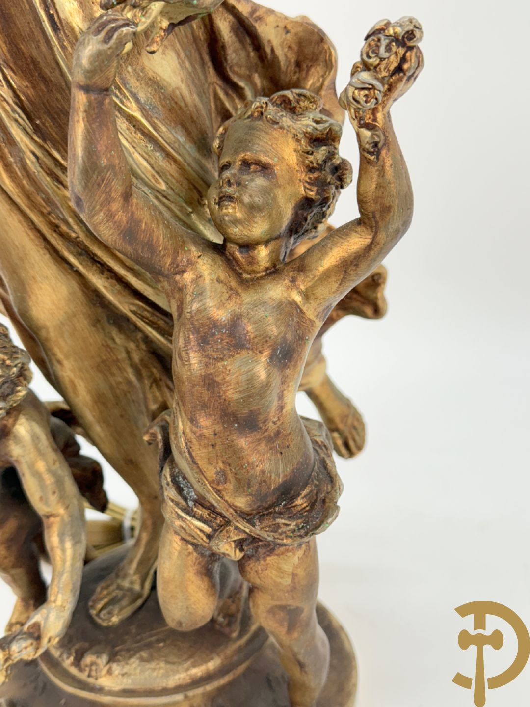 POITE getekend - Vuurverguld bronzen beeld van dame met kinderen houdende een toorts, achteraan 5 lichtpunten