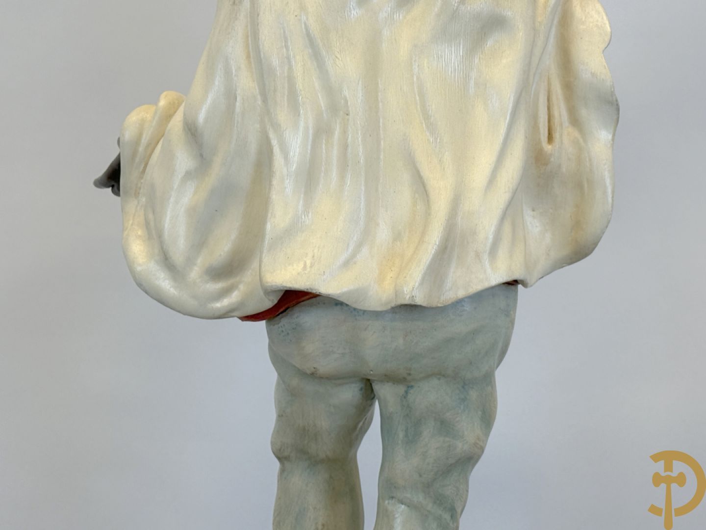 Gepolychromeerde staande moor in Victoriaanse kledij, met opdienschaal, op sokkel - Italiaans