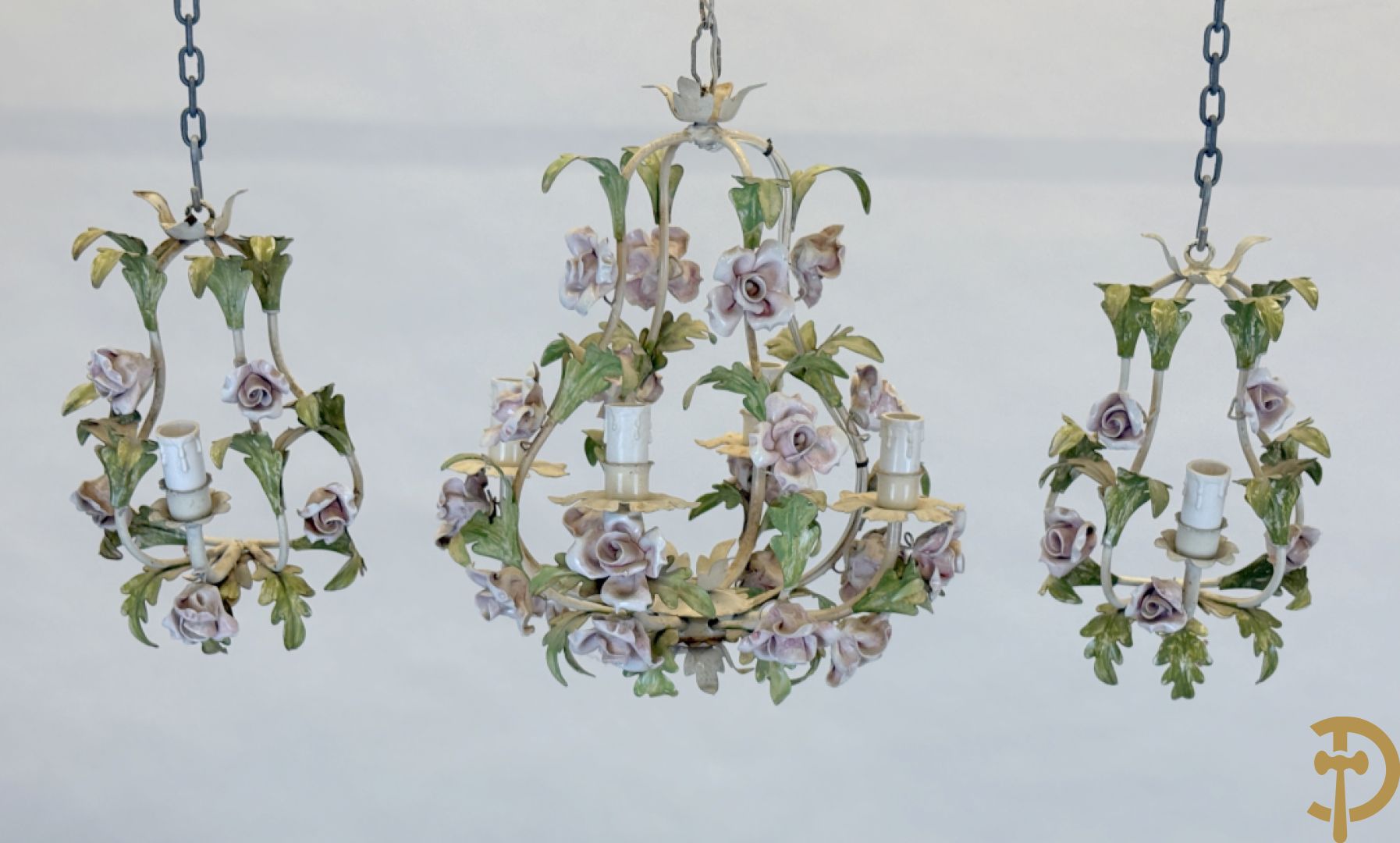 Italiaanse beschilderde smeedijzeren luchter met 4 lichtpunten, bezet met porseleinen bloemmetjes +2 bijhorende applieken