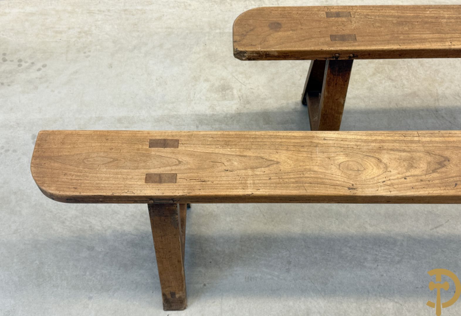 Paar lange eiken kloosterbanken