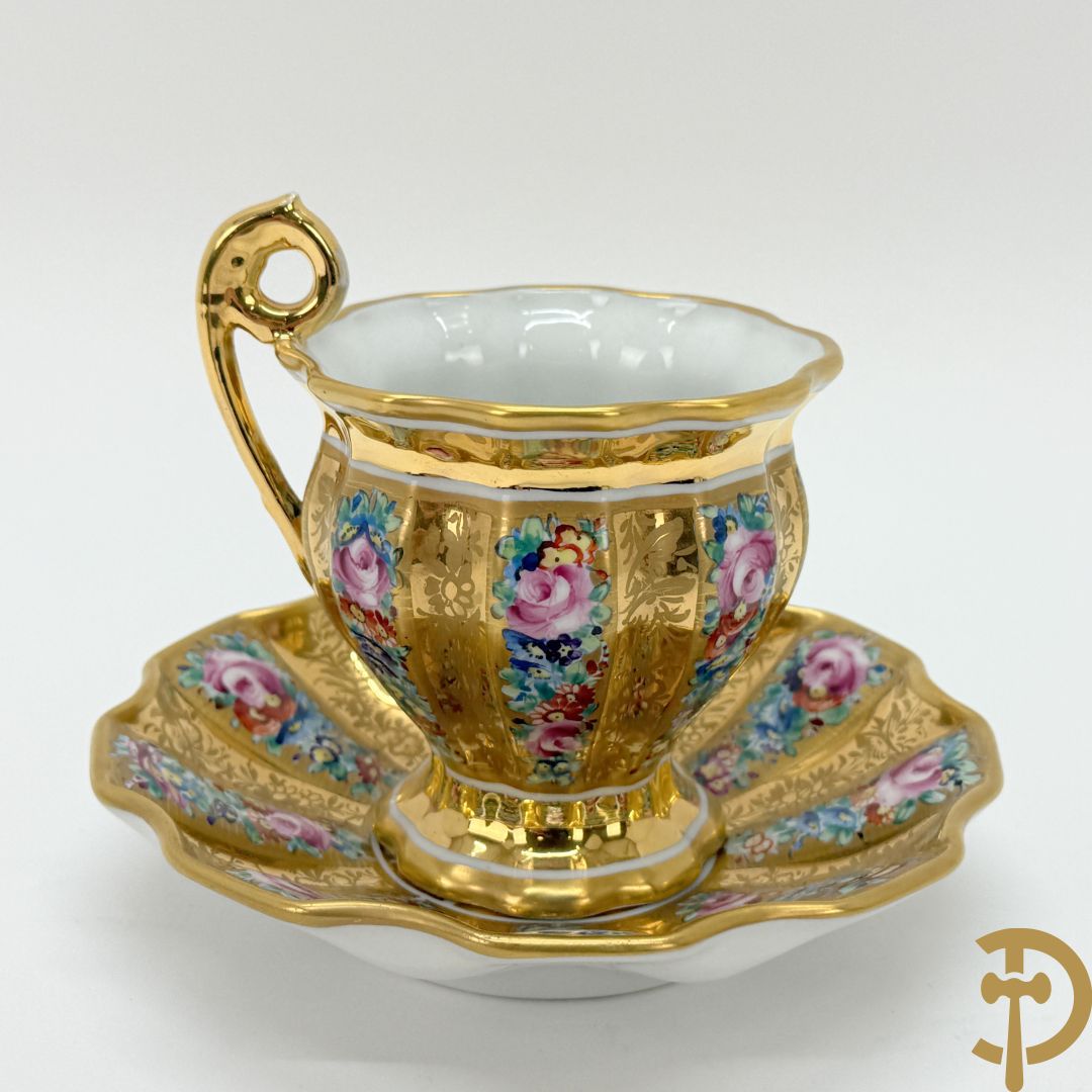 Handbeschilderde porseleinen siervaas met bloemenbeschildering en sfinxen + paar porseleinen cachepots met bloemendecor + 3 porseleinen  kopjes en schoteltjes