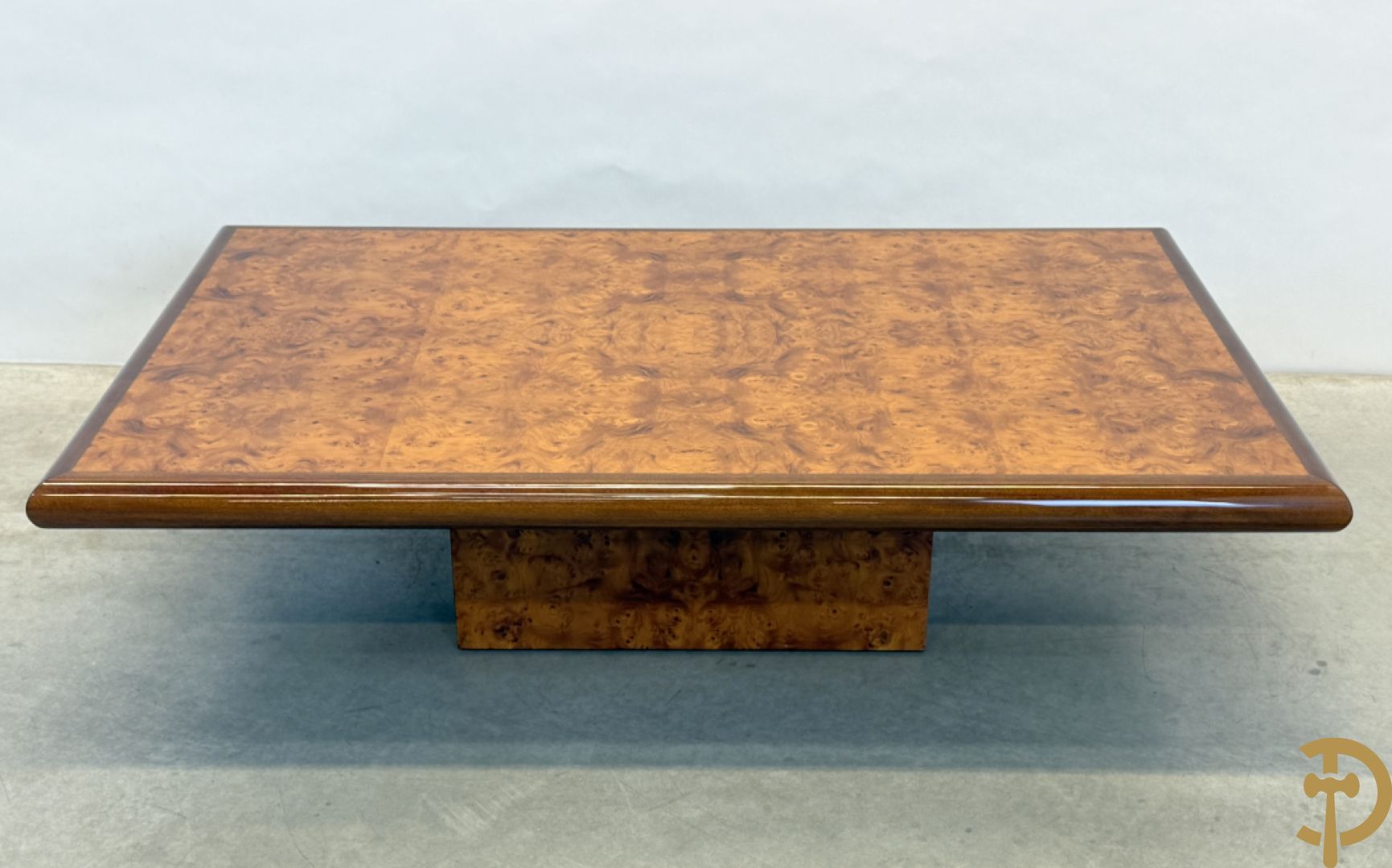 Wortelnotehouten salontafel met notelaren boord, gemerkt Mahay J.C.