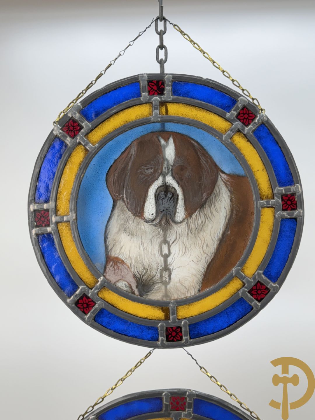 Vier gekleurde loodramen met afbeeldingen van honden