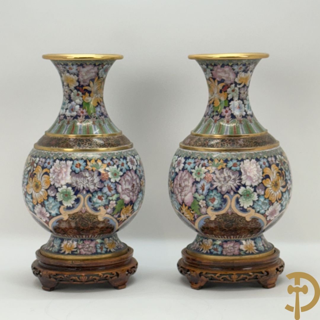 Paar cloisoné vazen met kleurrijk bloemendecor op houten sokkel