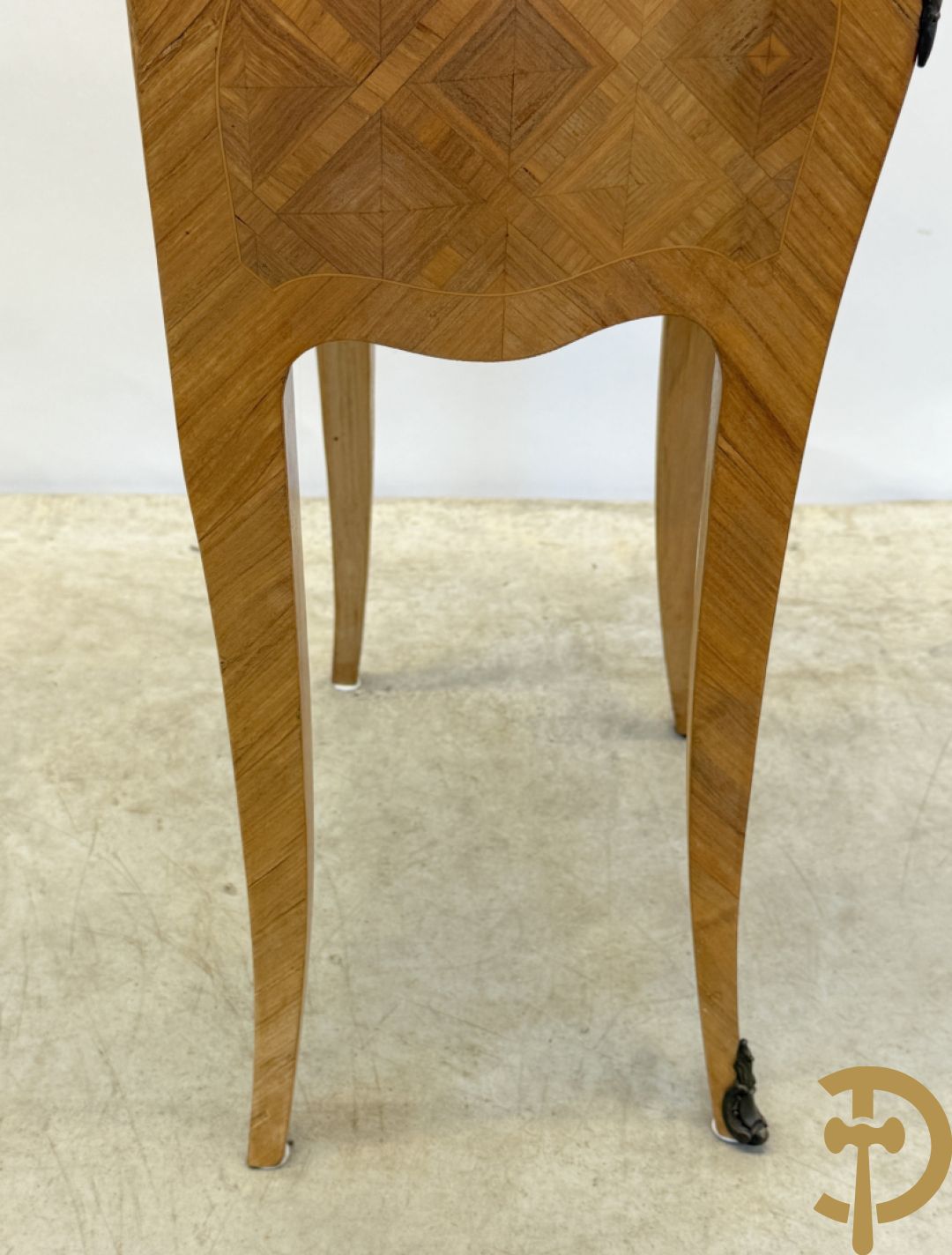 Paar notelaren bijzetkastjes met 2 lades en bezet met bronsbeslag, bovenaan met marmeren blad, op voluutvormige poten