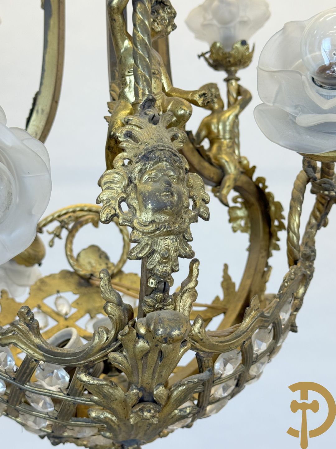 Bronzen Franse luchter met geajoureerde mand, bezet met medusakoppen en 3 cupido