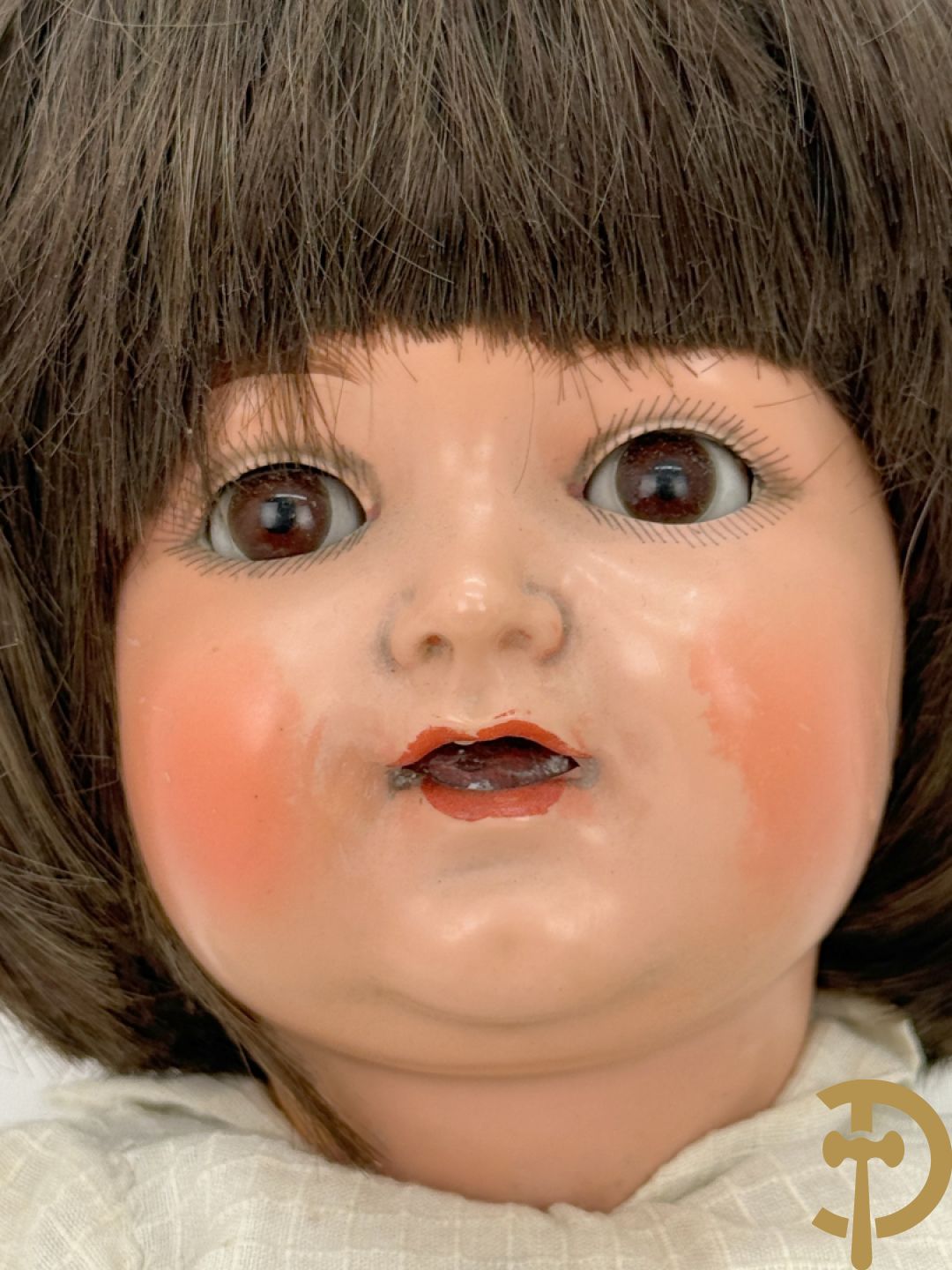 Oude pop met papier maché ledematen, gemerkt K R36/.728 + oude pop met papier maché ledematen en kantelbare oogjes + oude pop in papier maché, gemerkt Unis France 301 + oude pop in papier maché, onleesbaar gemerkt + hedendaagse pop met porseleinen ledematen + losse kleertjes