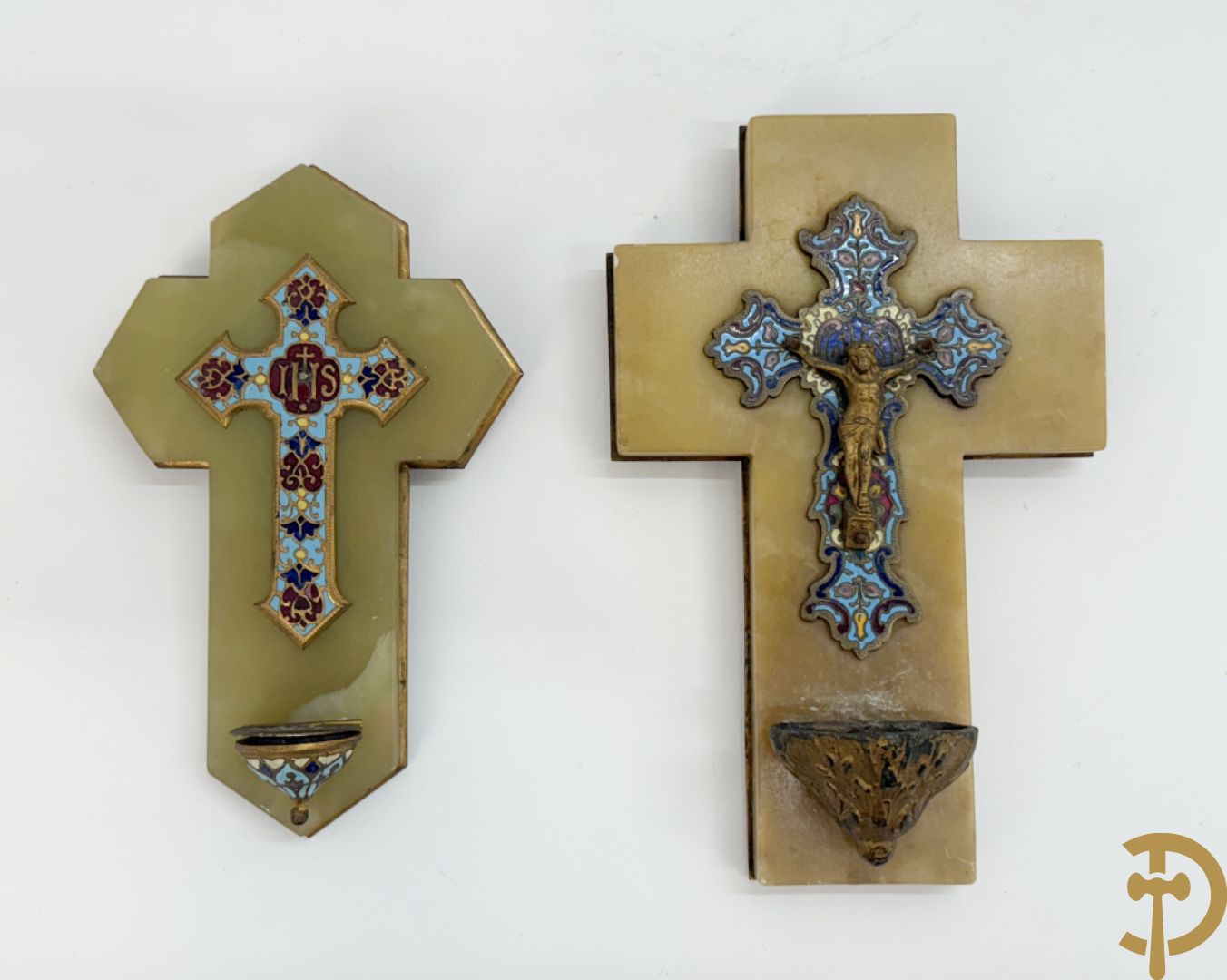 Twee wijwatervaten in cloisonétechniek op albast achtergrond