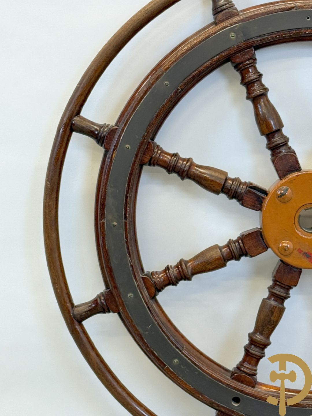 Antiek stuurwiel met ballusters