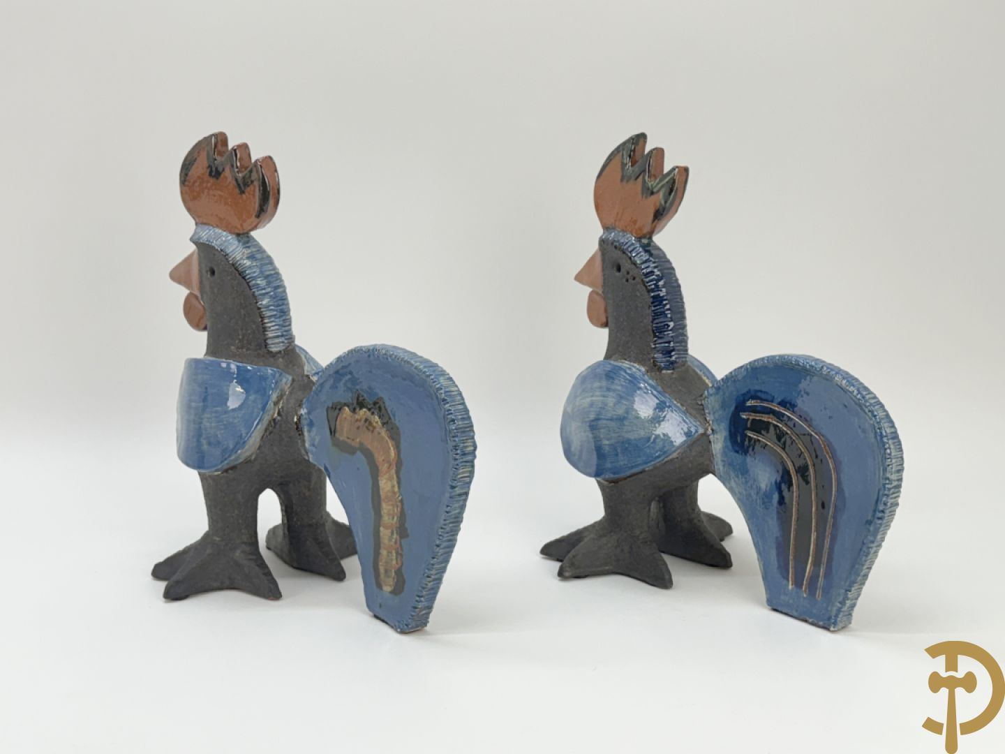 POUCHAIN Dominique getekend - Twee gekleurde keramieken hanen