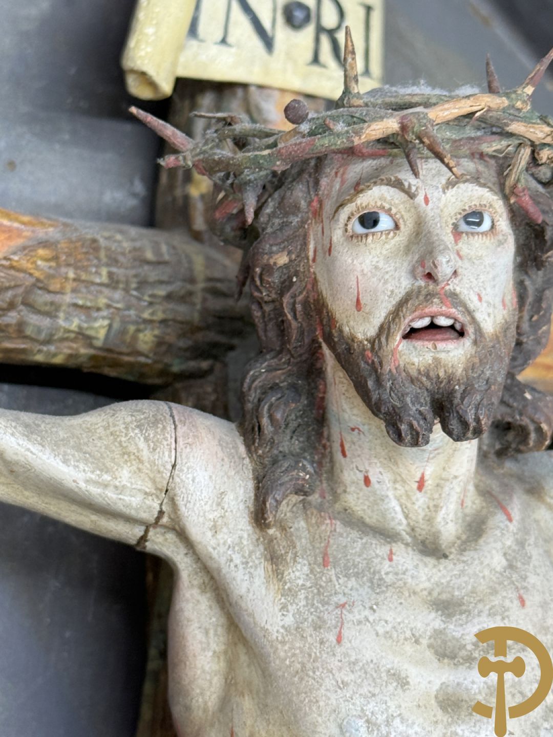 Houtgesculpteerde en gepolychromeerde Christus aan het kruis in openklapbaar gespolychromeerd kastje