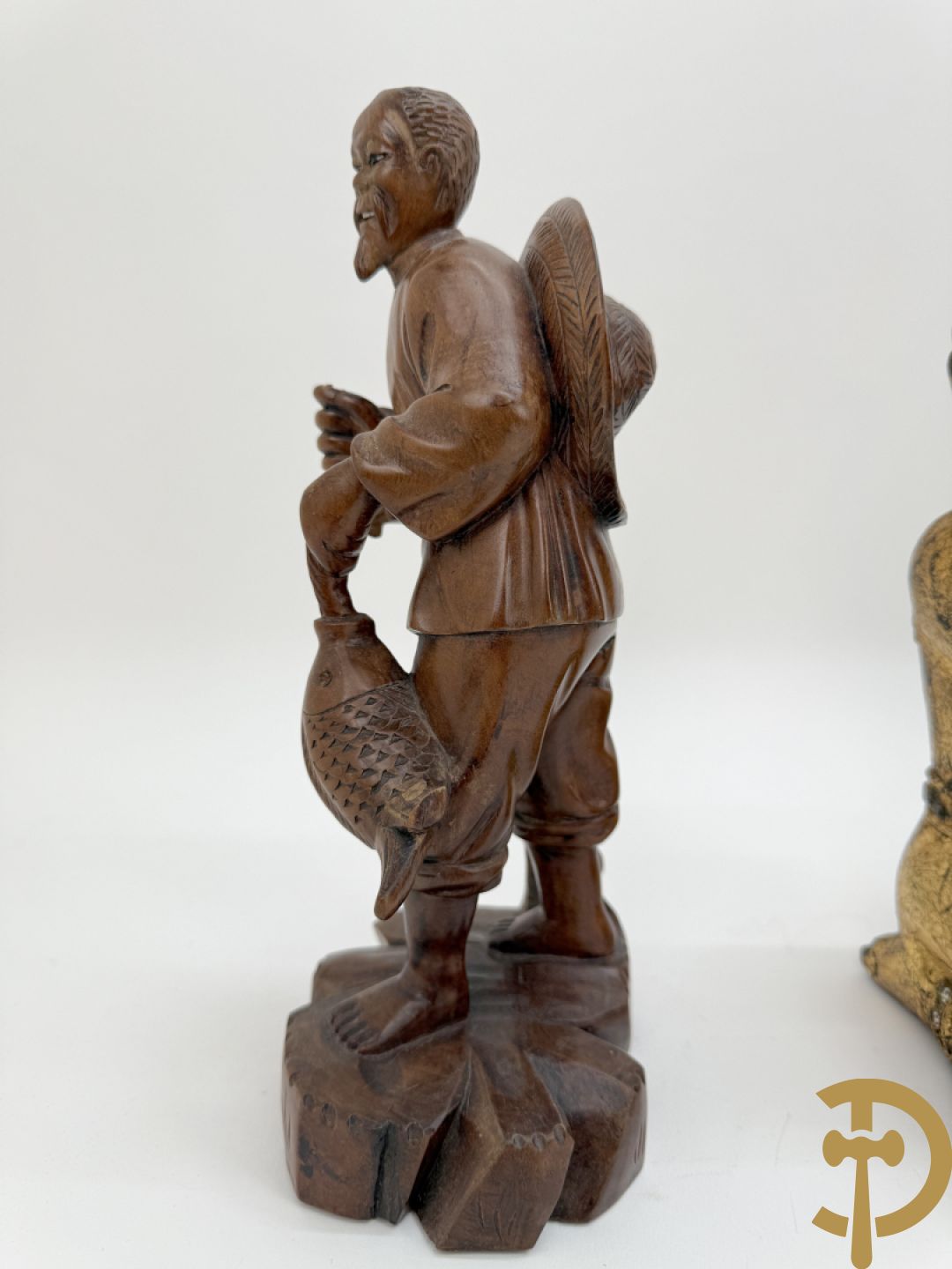 Negen houtgesculpteerde boedhistische figuren waarvan enkele verguld