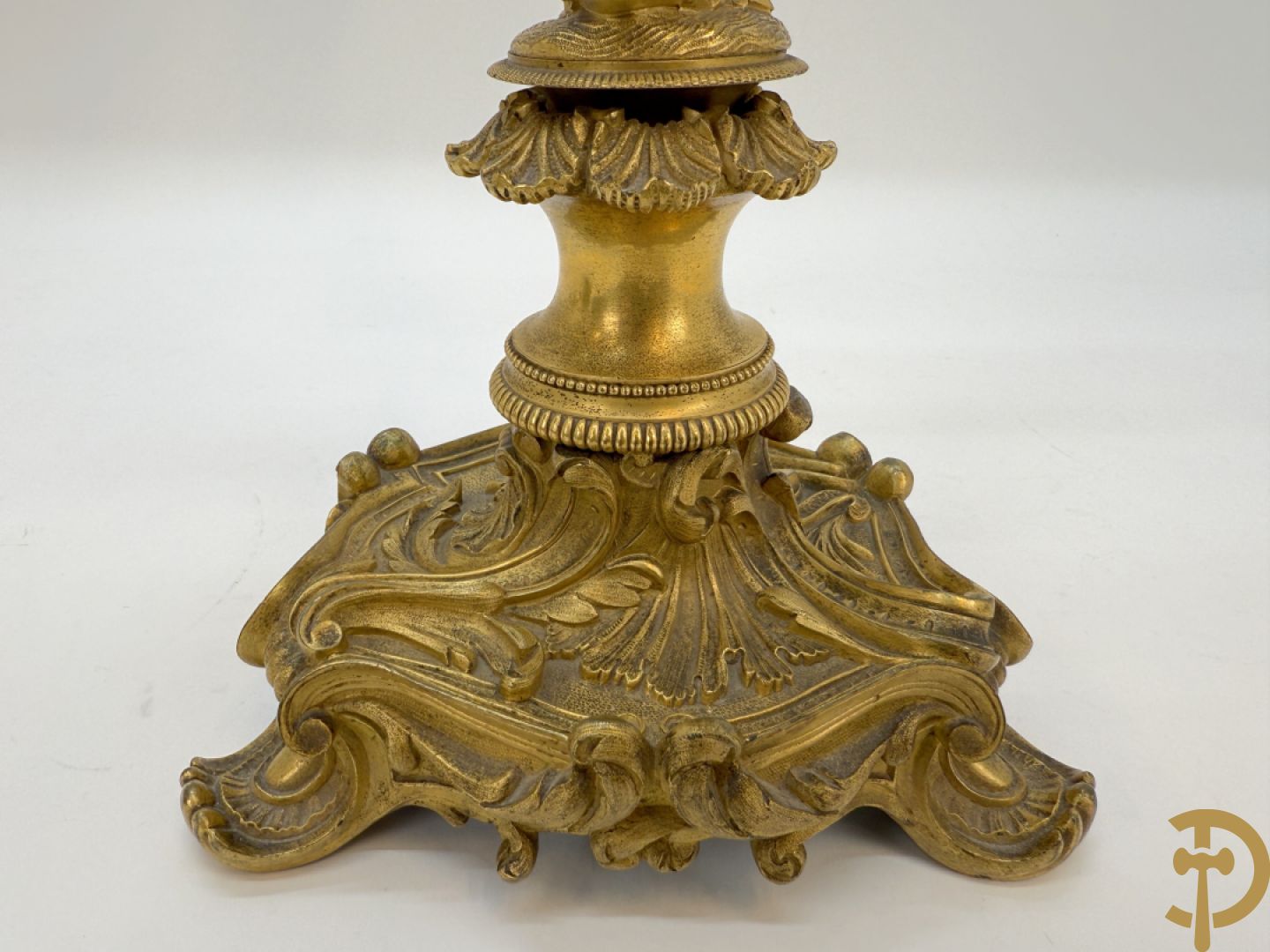 Paar bronzen kandelaars met sater en naakte dame, versierd met accanthusranken en dierenmotieven