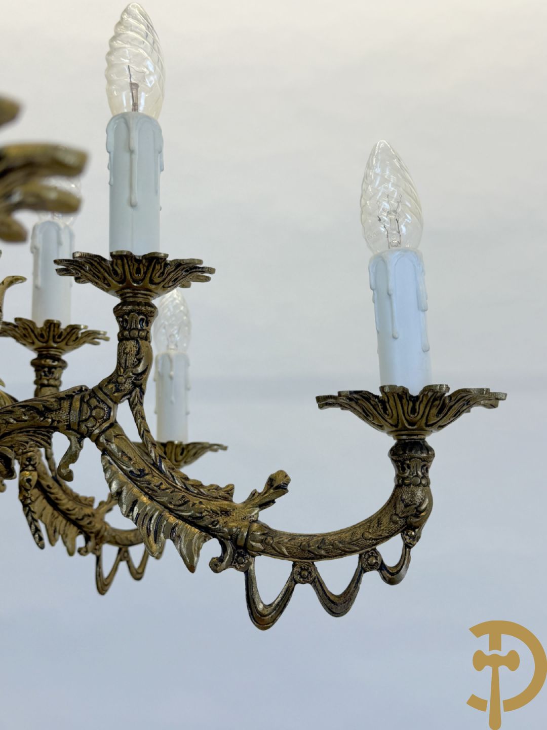Bronzen vergulde luchter met gevleugelde fee en 12 armen + paar 3 armige applieken