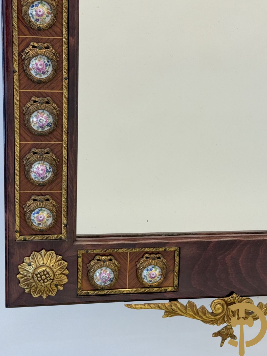 Notelaren console met porseleinen plakkettes met bloemen beschilderd en bronsbeslag + spiegel met porseleinen plakkettes