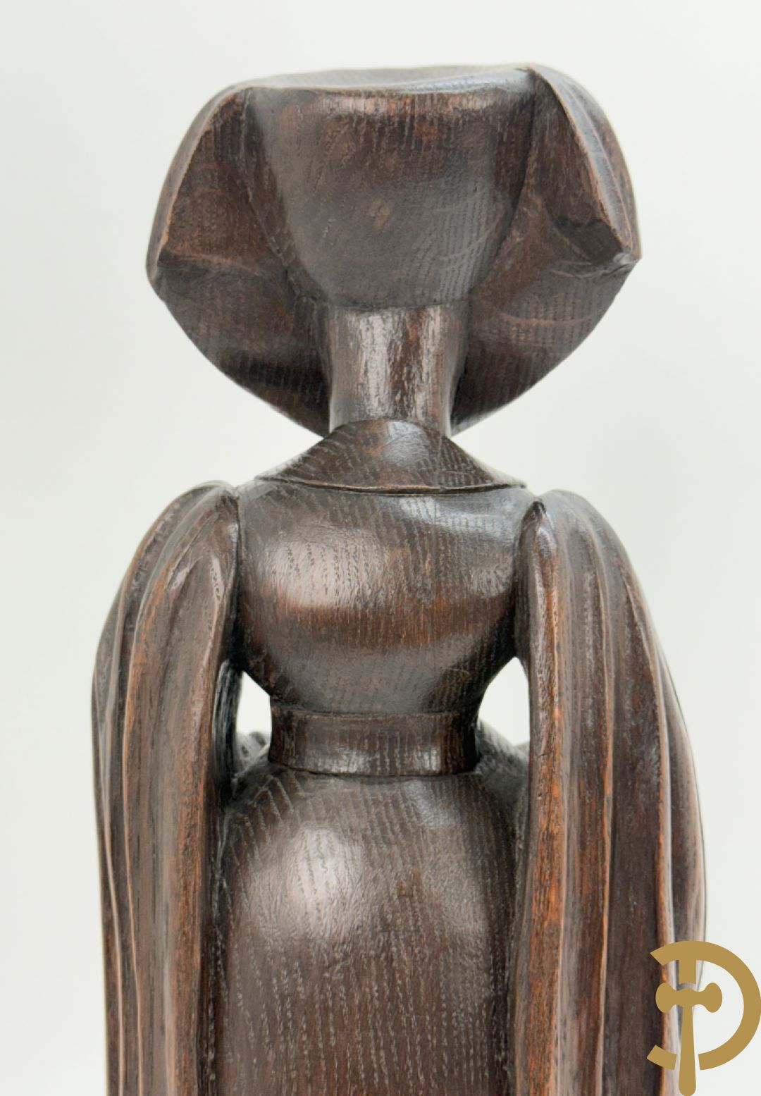 Houtgesculpteerd beeld van dame Pleurans