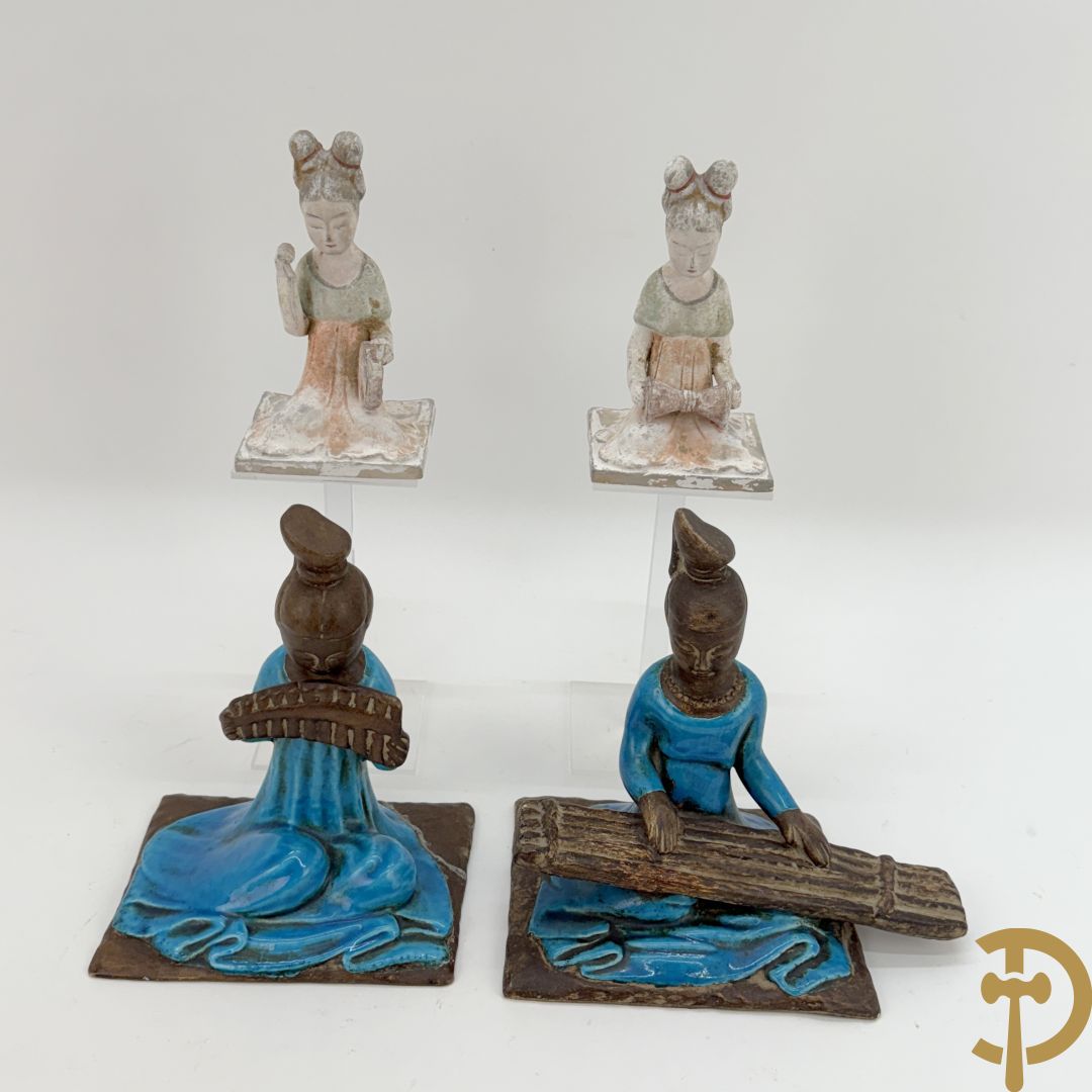 Vier beeldjes met Chinoiseriedecor