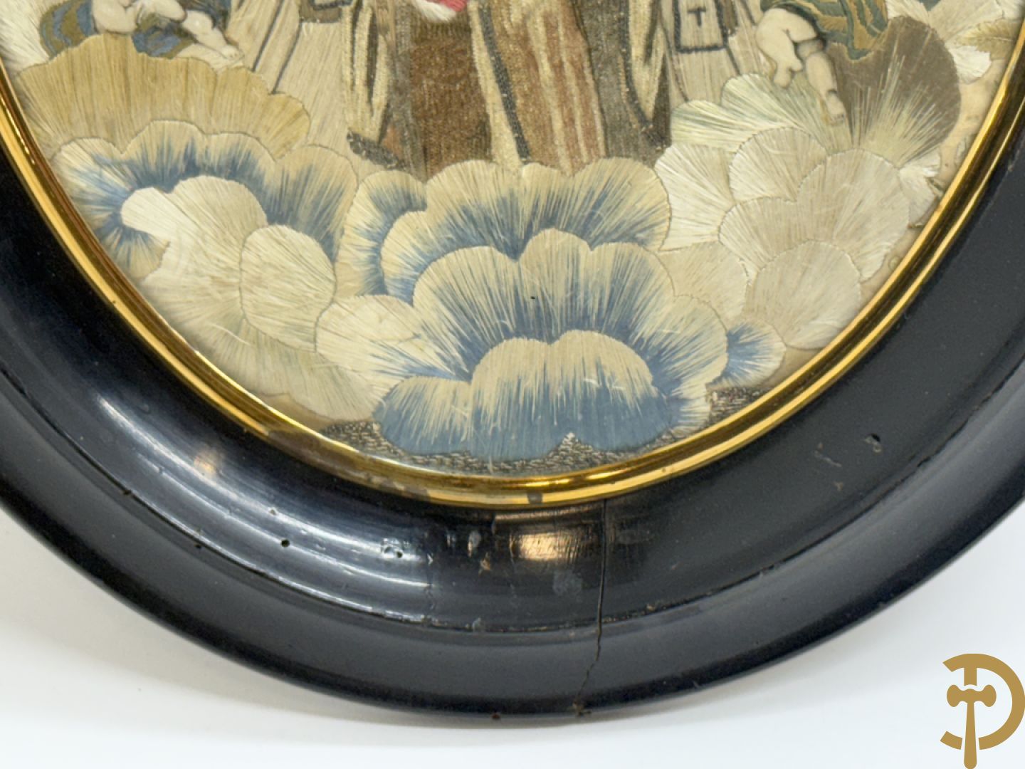 Voorstelling van Madonna met kind, deels verguld, deels geaquarelleerd - in ovale lijst + Voorstelling van Madonna met kind in textielwerk in ovale lijst + Madonna met kind in glazen kastje+ 2 kleine ovale medaillons in pijpaarde