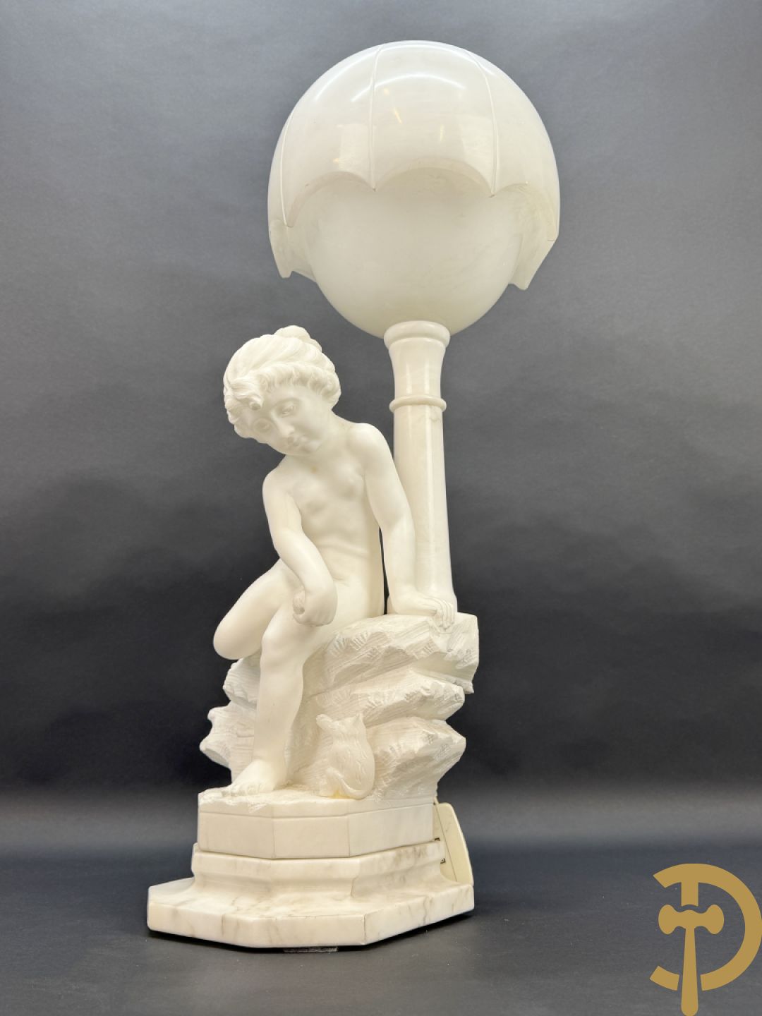 Albast beeld met meisje met poes en lamp