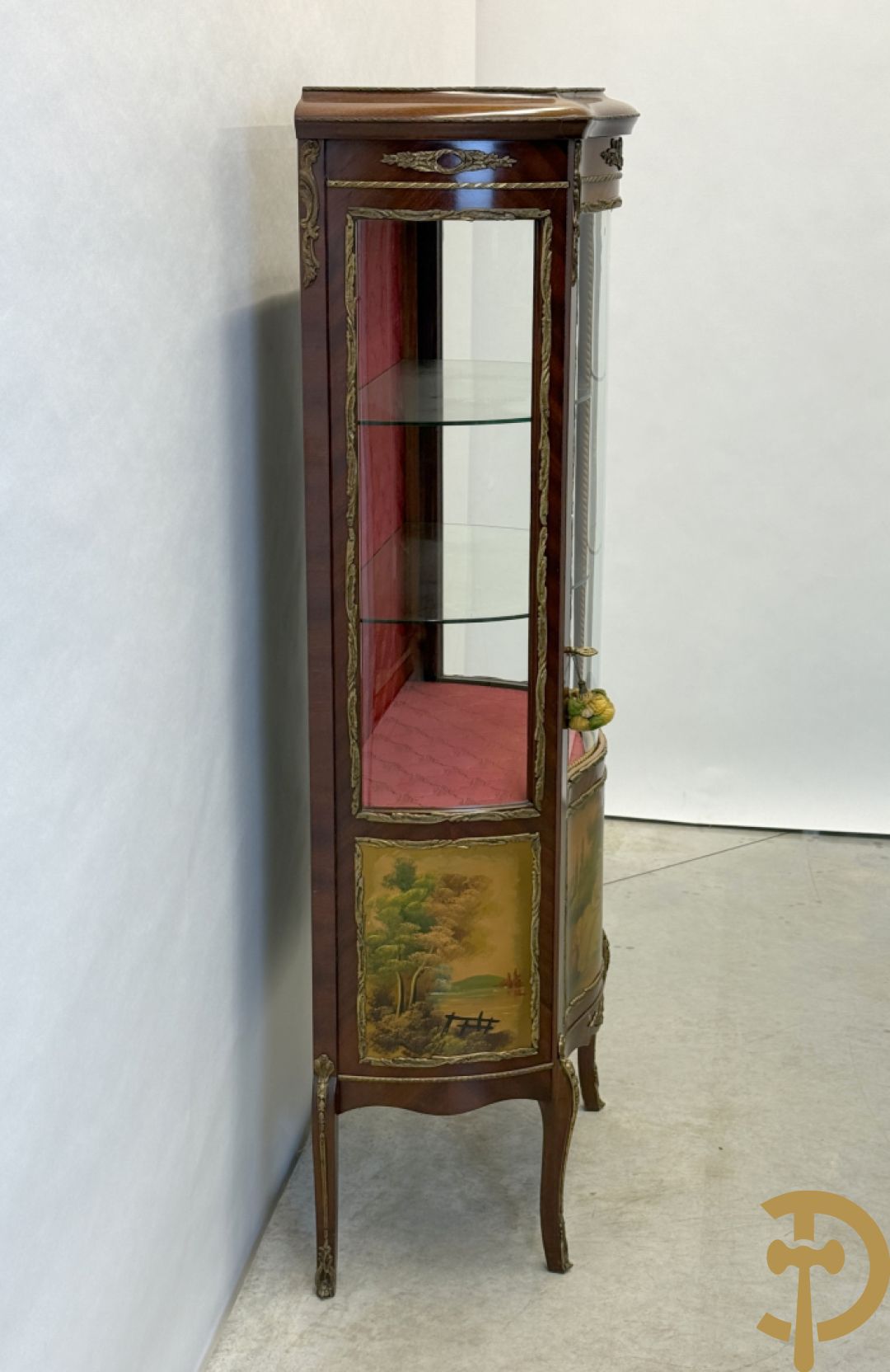 Notelaren gebombeerde Louis XV vitrine met handbeschilderde romantische taferelen en bezet met bronsbeslag