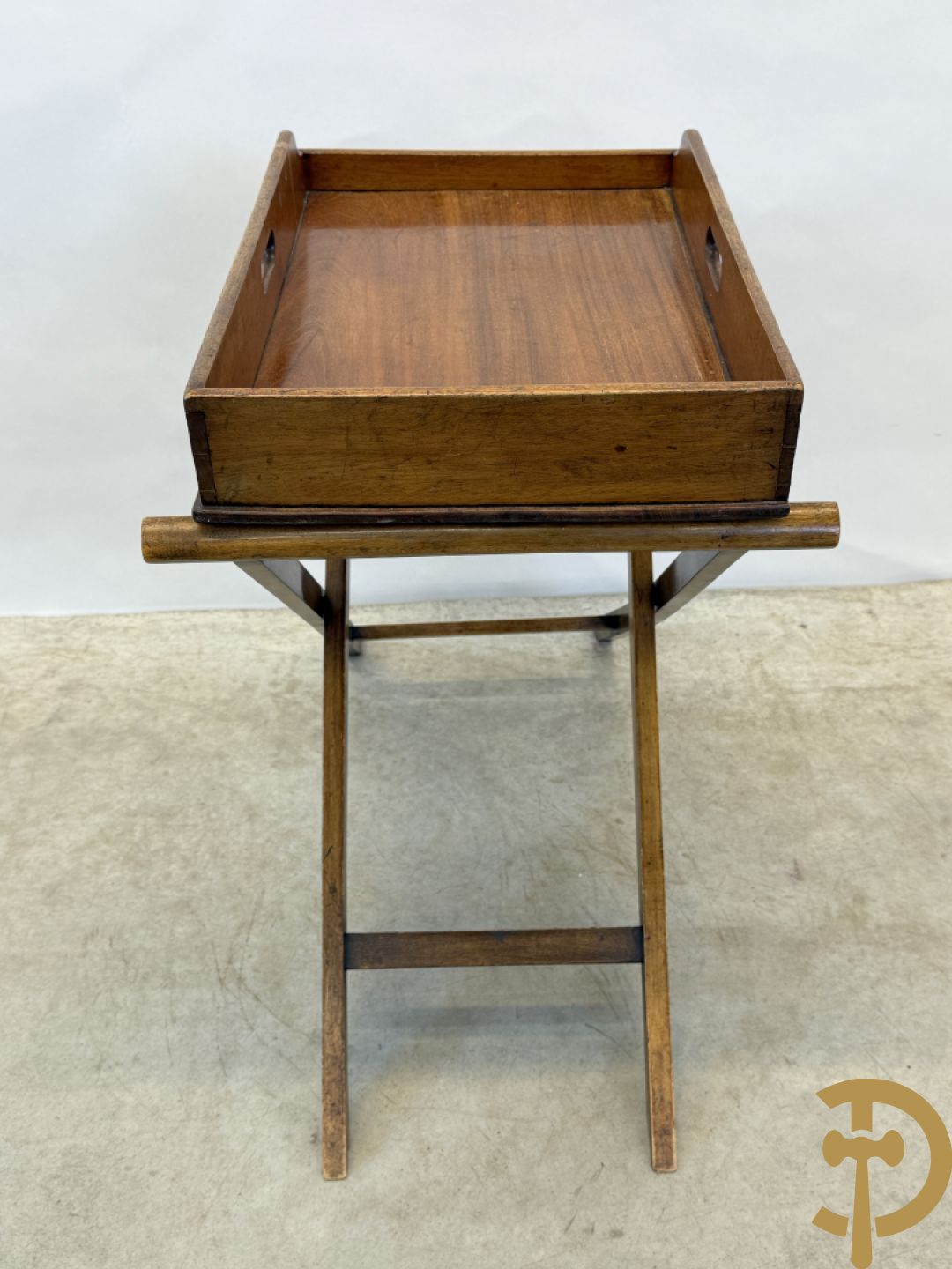 Engelse mahoniehouten butlertray op openklapbaar onderstel