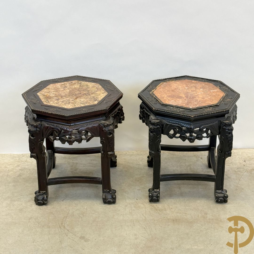 Paar achthoekige hardhouten Chinese sokkels met fo-honden en bloemendecoratie