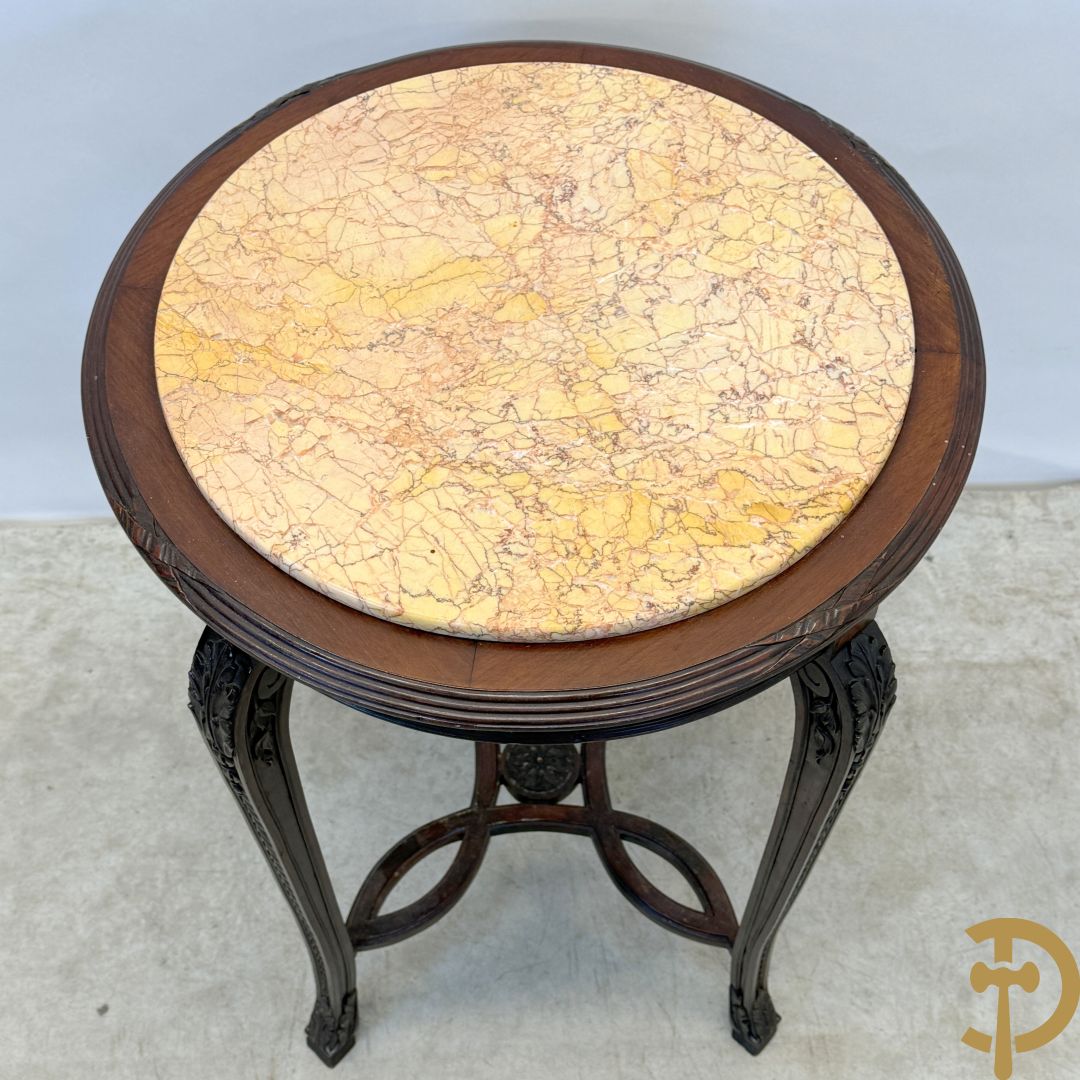 Notelaren bijzettafel met marmeren blad op voluutvormige poten