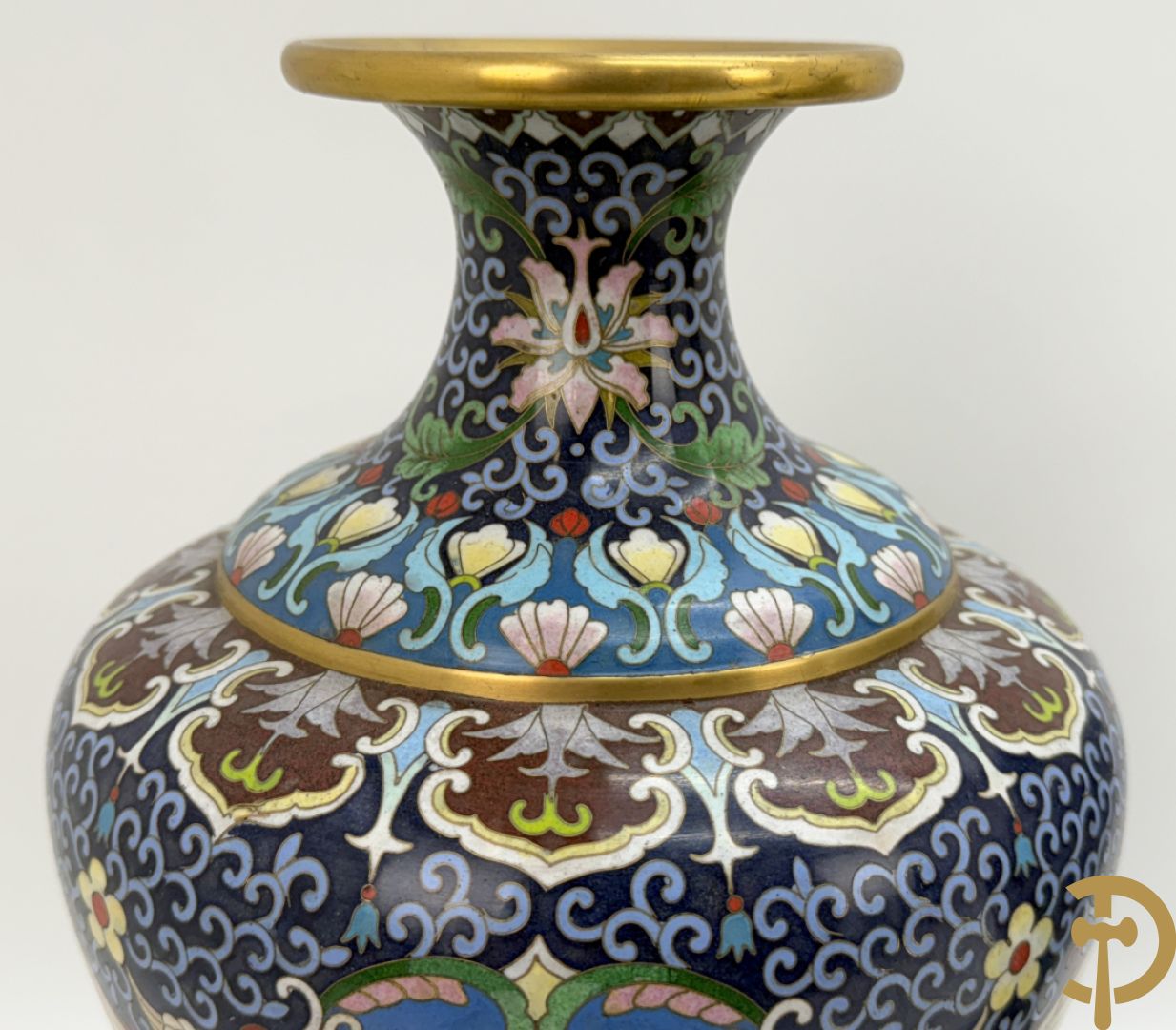 Paar cloisoné vazen met bloemen- en vogeldecor