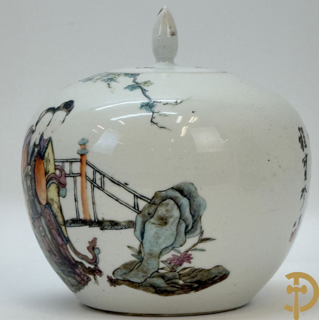 Chinese porseleinen vaas met decor van fo honden + Dekselpotiche in Chinees porselein met geanimeerd decor van dames in landschap