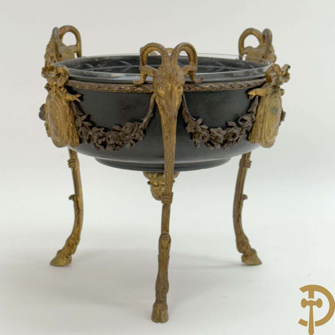 Bronzen coupe op 3 bokkepoten met ramskoppen  bezet en verbonden door guirlandes met medaillon