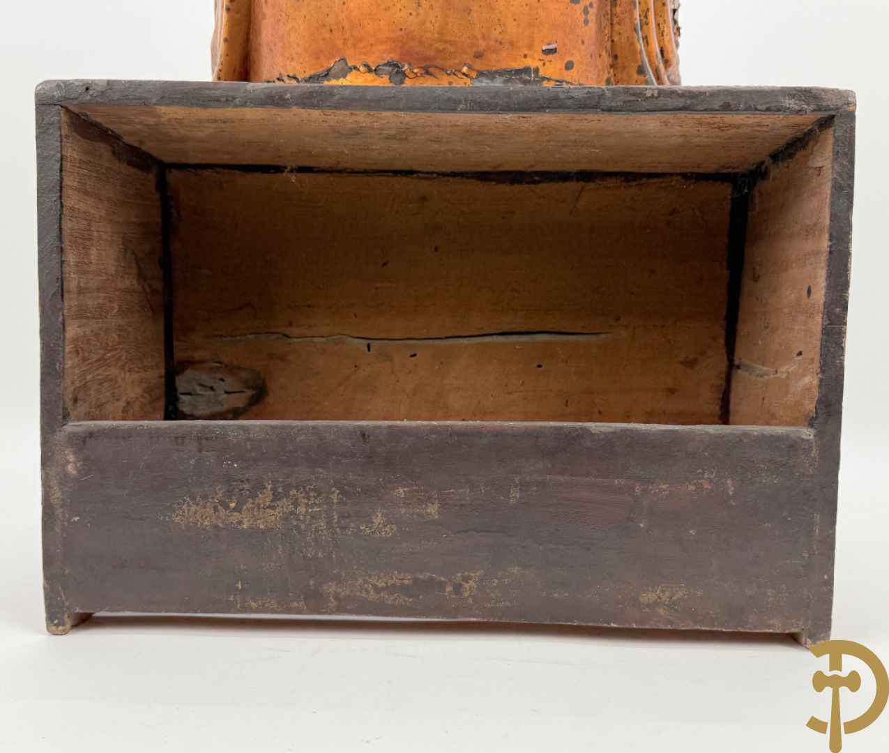 Houtgesculpteerd en gepolychromeerd zittend boedhistisch figuur