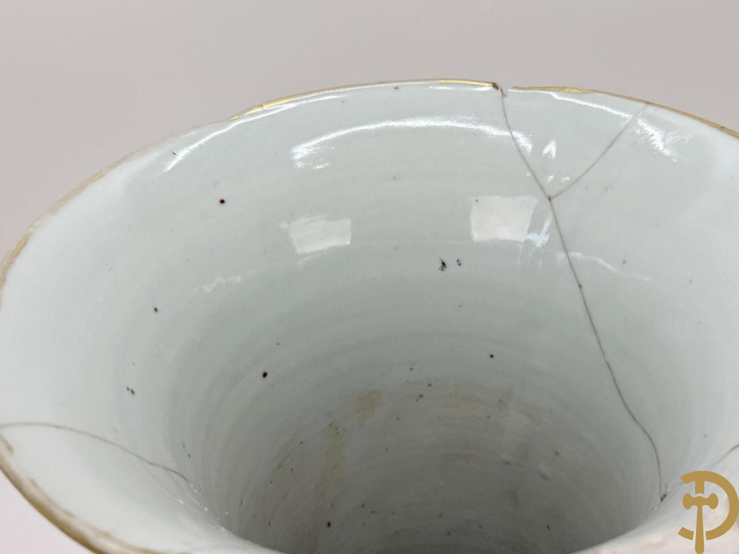 Antieke Chinese Gu vaas met geschenkendecor op zwarte fond