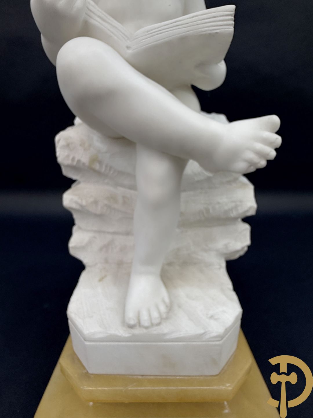 Albast beeld van jongen met boek en lamp