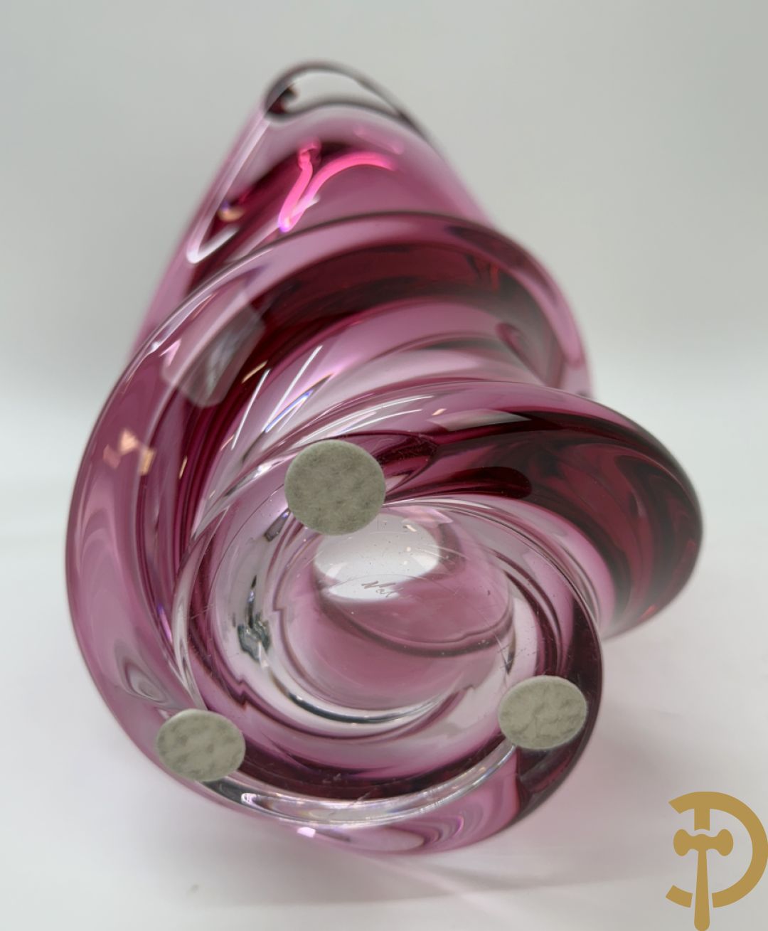 Vier kristallen karaffen w.o. 1 Saint Louis + schenkkan in Boheems kristal + vaas + getorste gekleurde Val-Saint-Lambert vaas + groen gekleurde asbak Val-Saint-Lambert