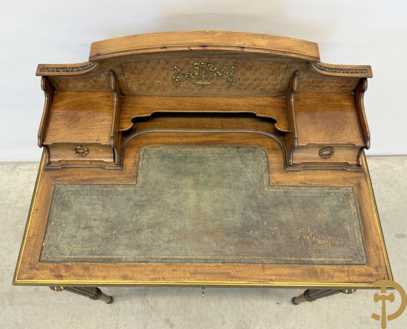 Frans notelaren damesschrijfbureel met marketterie, bronsbeslag, lederen blad, grote lade onderaan en 2 kleine lades boven, 19e