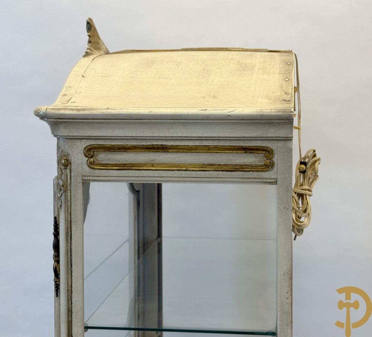 Gemonochromeerde Louis XV vitrine met basrelief van romantische scène