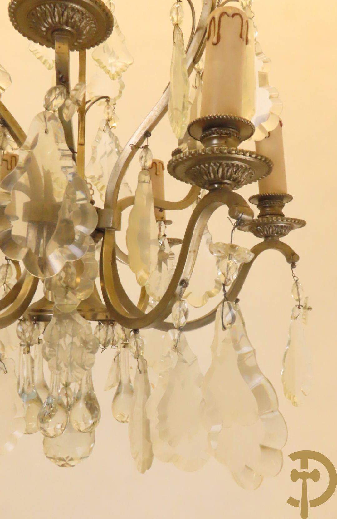 Franse chrome luchter met  9 lichtpunten bezet met tranenbellen en plakettes