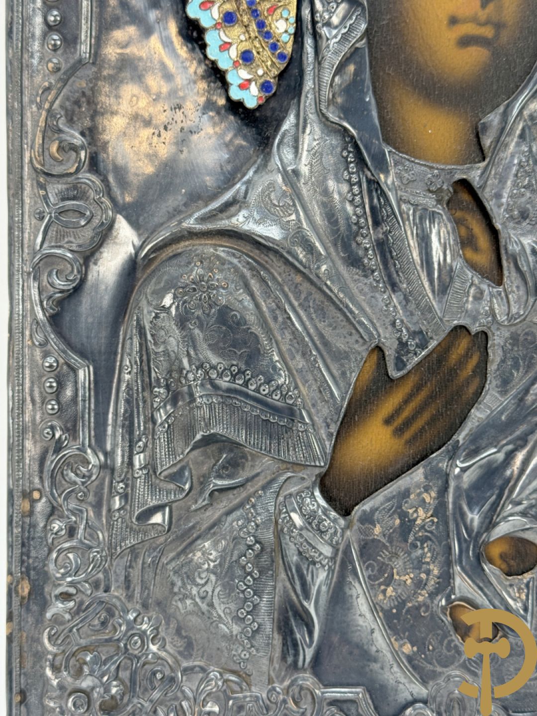 Ikoon met voorstelling van Madonna met kind en verzilverde rizza bezet met email