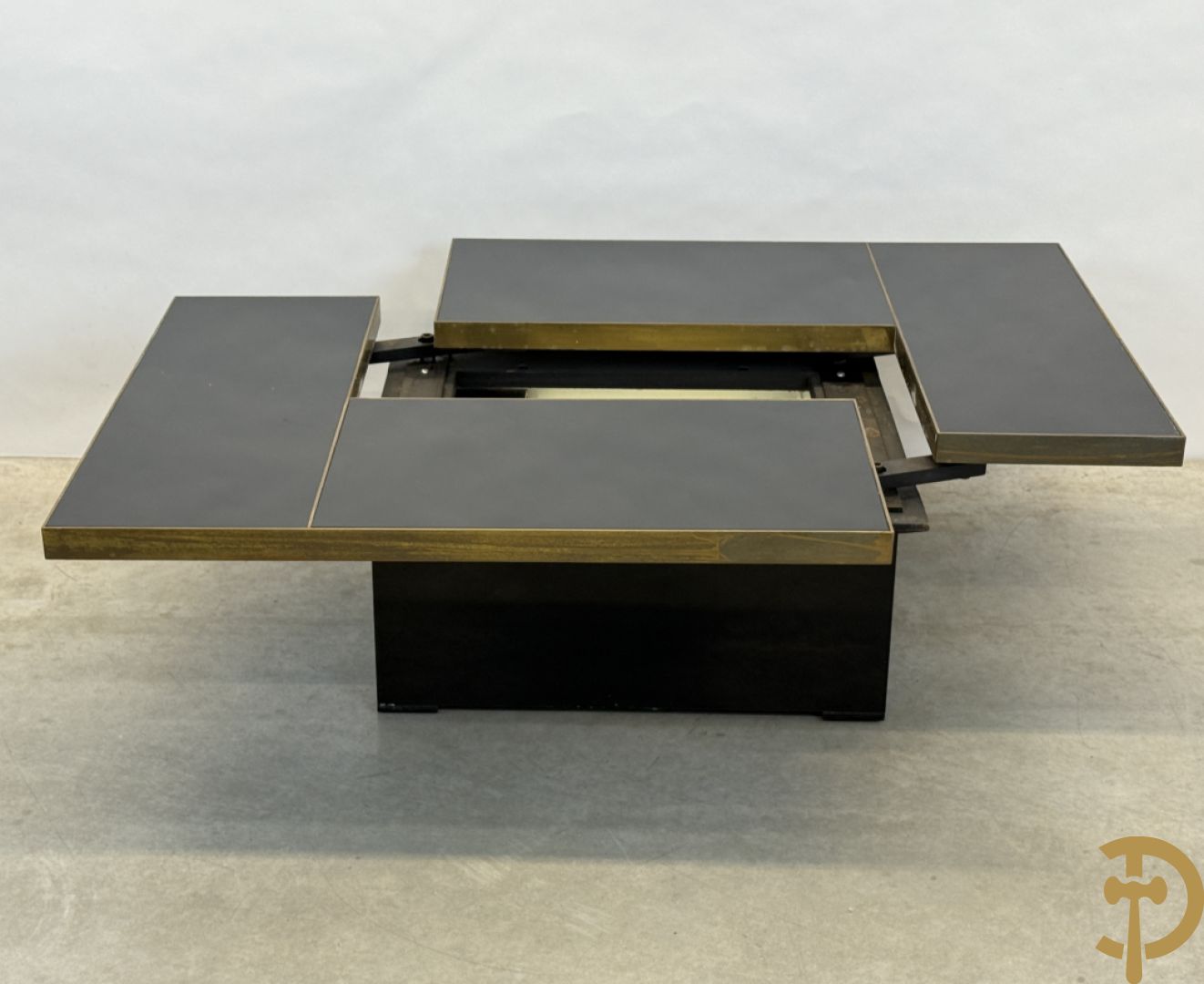 Vintage zwarte salontafel Belgo Chrom met koperomranding en open schuifbare middenpartij - centraal met bar