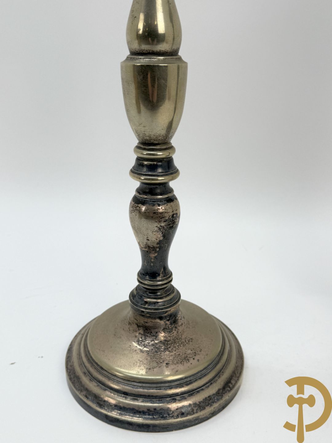 Paar antieke koperen kandelaars + paar metalen  zilverkleurige ballusterkandelaars