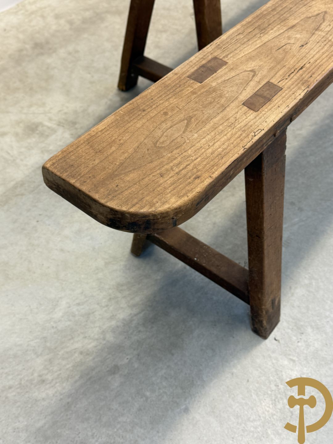 Paar lange eiken kloosterbanken