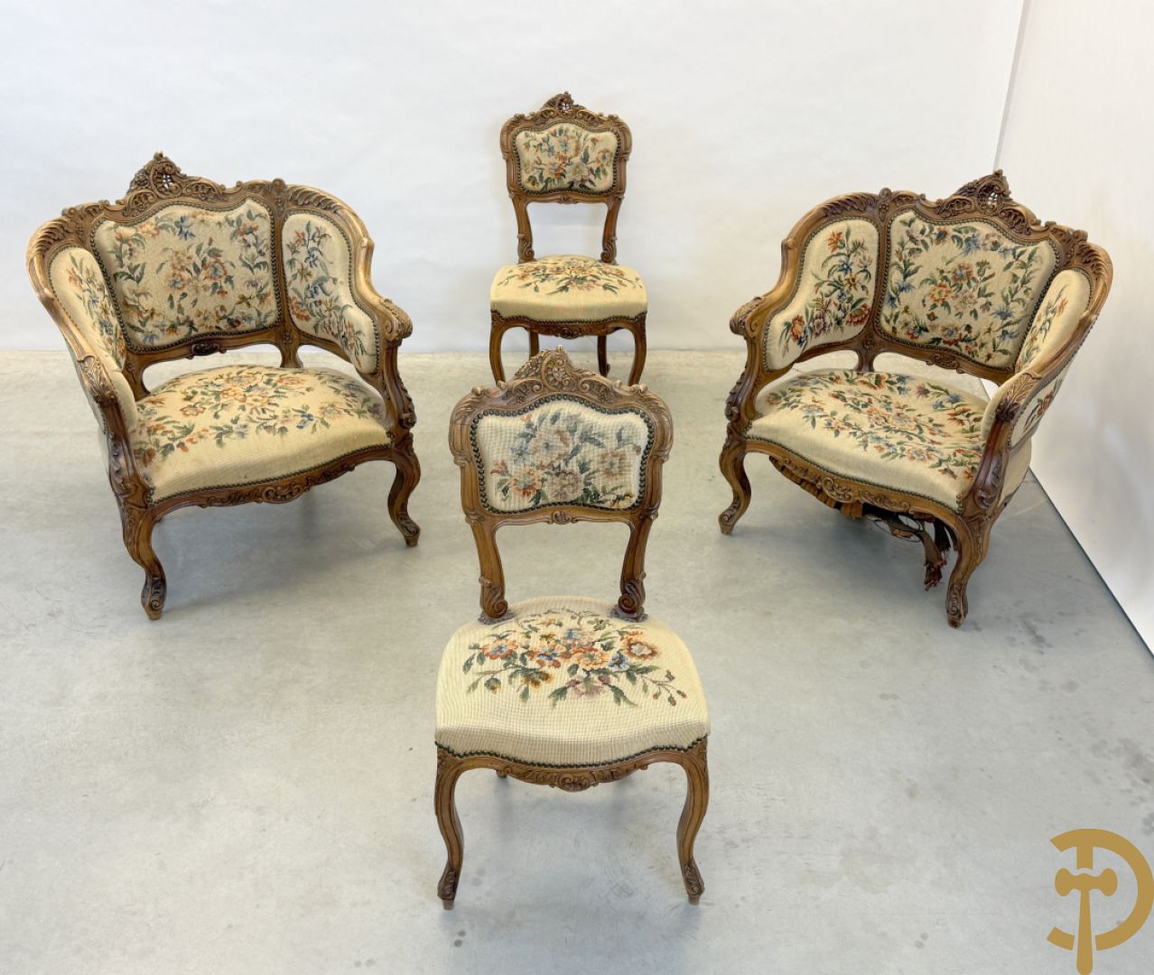 Paar armzetels bezet met petit points + 2 bijhorende stoelen