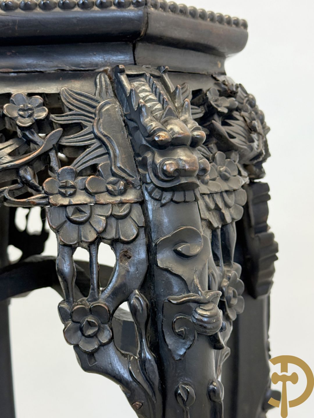 Hardhouten achthoekige rozehouten Chinese beeldenstaander met gesneden bloemenmotieven