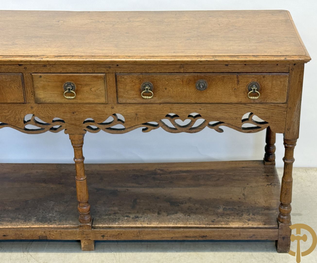 Engelse eiken sideboard met 3 lades op ballustervormige poten